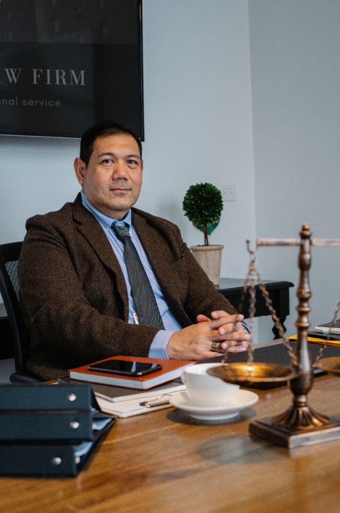 Dr. Daniel Chung em seu escritório