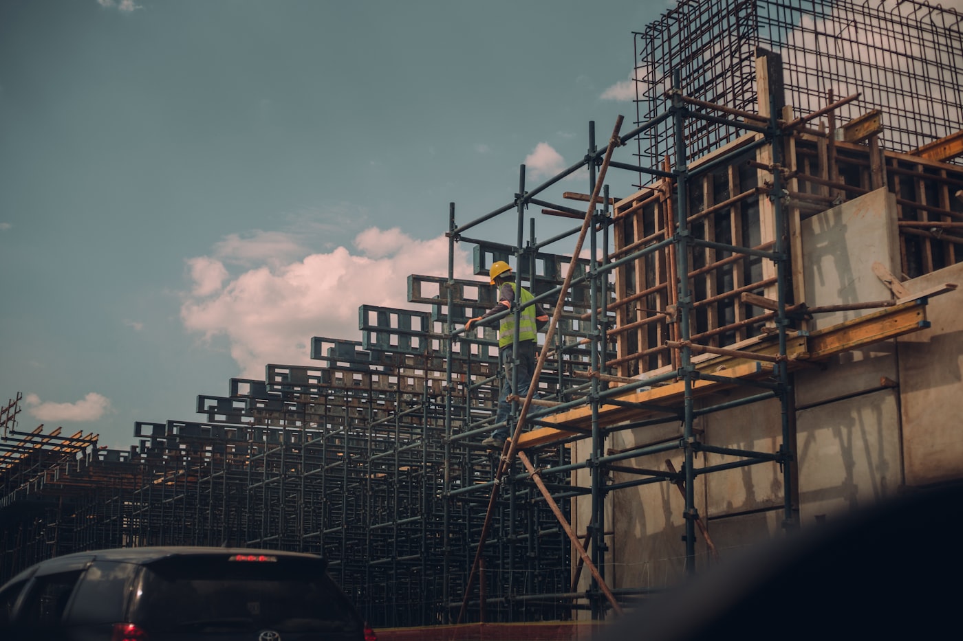 Edifício em fase de estrutura, com lajes concretadas e escoramento metálico ainda montado