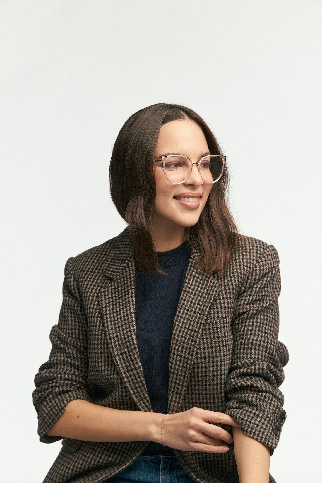 Helena Vasques, arquiteta responsável pelo escritório, de blazer xadrez e óculos
