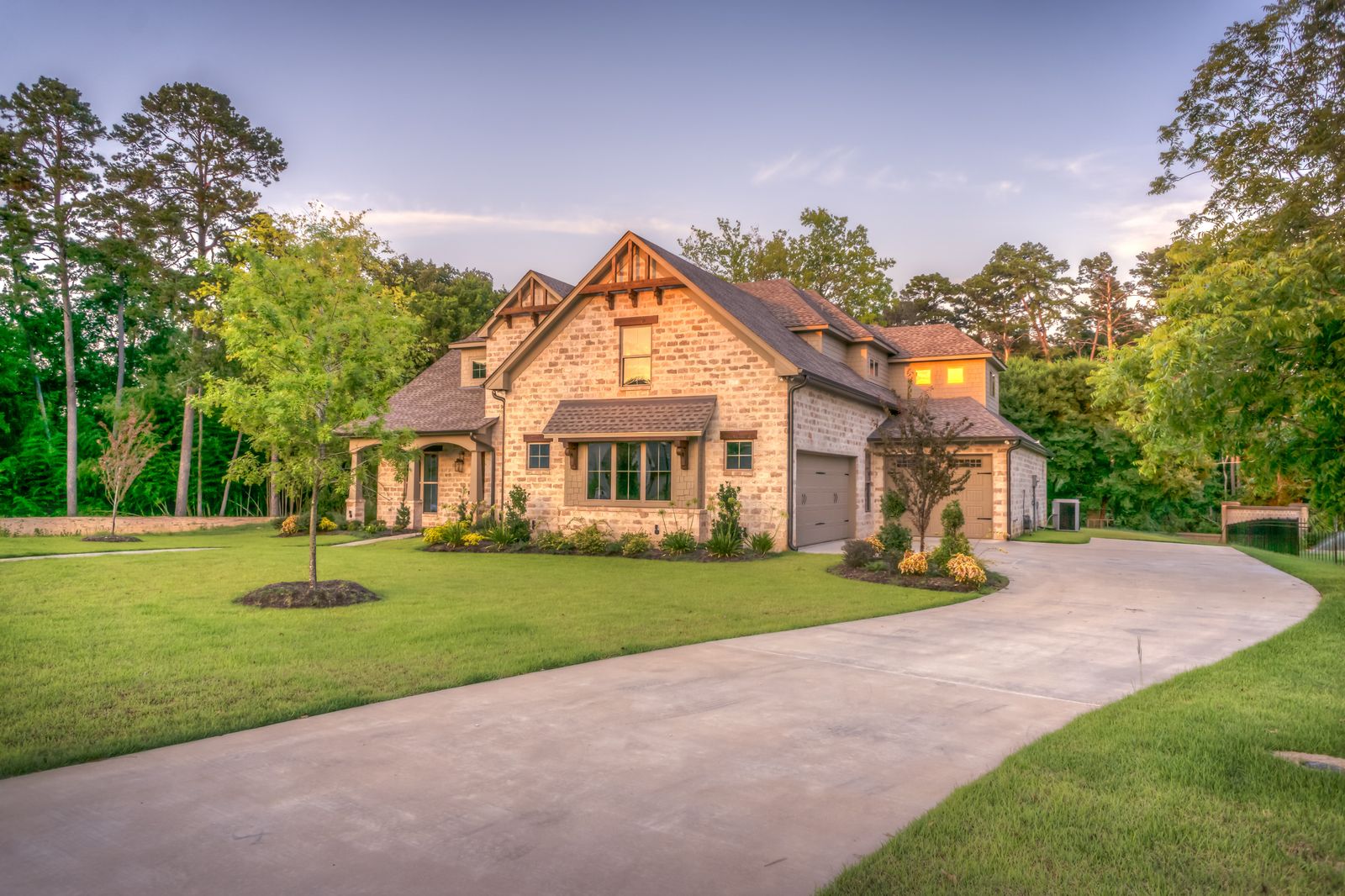Fachada de casa com jardim